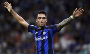 Martinez nhận đề nghị 240 triệu euro