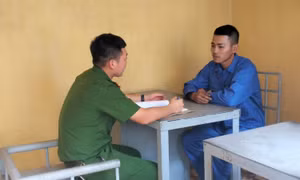 Khởi tố 2 đối tượng đánh, khống chế cướp xe mô tô