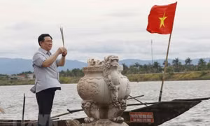 Chủ tịch Quốc hội dâng hương, dâng hoa tưởng niệm các anh hùng liệt sỹ