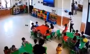 Cô giáo kéo lê, đá bé gái ba tuổi ở trường