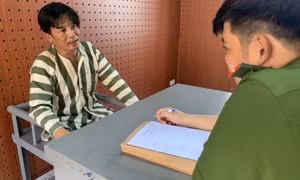 Tưới xăng đốt người yêu vì mâu thuẫn khi đi làm xa