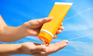 Cách bảo vệ làn da khỏi bị cháy nắng trong mùa hè
