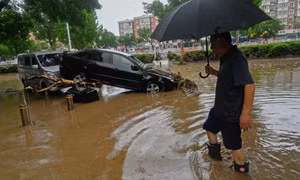 Đường phố Bắc Kinh như sông suối, 2 người thiệt mạng sau trận mưa lớn dài tới 40 giờ