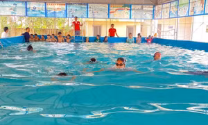 Thiết thực từ các lớp dạy bơi miễn phí cho học sinh khó khăn