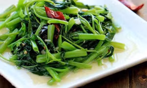 Mẹo xào rau muống xanh, giòn ngon như đầu bếp nhà hàng