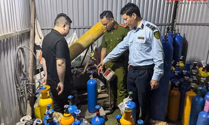 Triệt phá kho sang chiết khí N2O, thu giữ hơn 100 bình ‘khí cười’