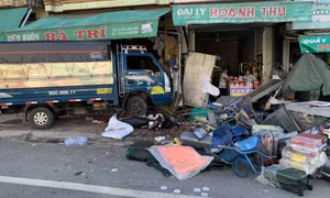 Xe tải tông thẳng vào nhà dân khiến 2 người tử vong