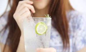 Ai không nên uống nước lạnh trong ngày nắng nóng?