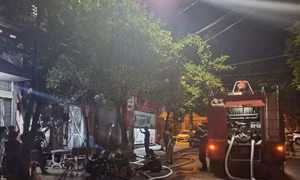 Giải cứu 6 người mắc kẹt trong ngôi nhà cháy tại Hà Nam 