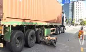 Hai vợ chồng đi xe máy chết thảm dưới bánh container