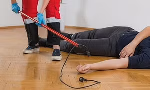 Nguy kịch do dùng gậy nhôm gạt dây điện cao thế