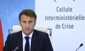 Bạo loạn chất chồng thách thức với Tổng thống Macron