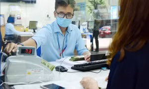 Lãi suất giảm nhanh, tiền gửi ngân hàng liệu có chuyển hướng?