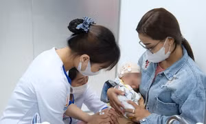 Lô vaccine 5 trong 1 do WHO và UNICEF hỗ trợ về đến Việt Nam