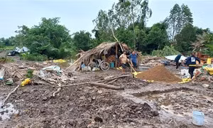 Giông lốc khiến nhiều nhà dân bị sập và hư hại, một người chết