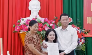 Chủ tịch tỉnh Thanh Hóa trao quyết định đặc cách tuyển dụng cô giáo không tay