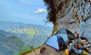 Cắm trại 'nghìn sao' trên vách đá ở Hà Giang
