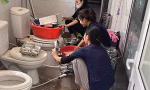 Thực hư chuyện trường mầm non ở Nghệ An rửa khay ăn của trẻ bên bồn cầu