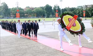 Lãnh đạo Đảng, Nhà nước tưởng niệm các Anh hùng liệt sỹ và vào Lăng viếng Chủ tịch Hồ Chí Minh