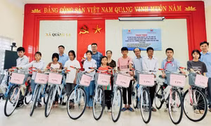 Trao tặng xe đạp và quà cho người khuyết tật, trẻ mồ côi tại TP Hạ Long