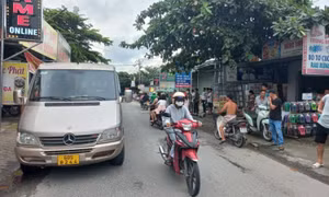 Sau khi gây tai nạn chết người, ô-tô 16 chỗ rời khỏi hiện trường