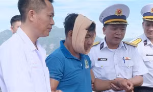 Đưa ngư dân bị tai nạn lao động từ Trường Sa vào đất liền điều trị