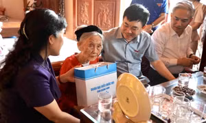 Lãnh đạo tỉnh thăm, tặng quà nhân ngày 27/7