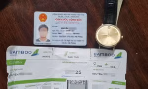 Camera an ninh phát hiện khách đi máy bay trộm đồng hồ trong khay hành lý