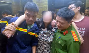 Giải cứu người phụ nữ đứng ngoài lan can tầng 11 định tự tử