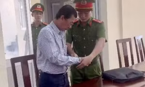 Bắt tạm giam bác sĩ giả chữ ký lãnh đạo làm giấy khám sức khỏe