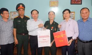 Lãnh đạo tỉnh tặng quà thăm hỏi, tri ân gia đình có công với cách mạng nhân ngày 27/7