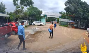 Cho thôi việc 3 bảo vệ ngăn xe cứu thương đón bệnh nhân hấp hối