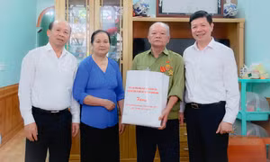 Trưởng ban Nội chính Tỉnh ủy thăm, tặng quà người có công tiêu biểu huyện Ba Chẽ