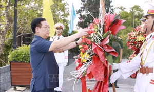 Chủ tịch Quốc hội Vương Đình Huệ tưởng niệm các anh hùng liệt sĩ tại Thừa Thiên - Huế