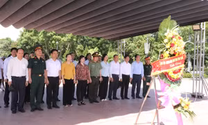 Đoàn đại biểu tỉnh Quảng Ninh viếng các nghĩa trang liệt sĩ tại Quảng Trị