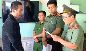 Bắt 2 thanh niên mang súng đi đòi nợ thuê