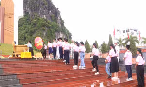 Đoàn Đại biểu Cháu ngoan Bác Hồ dâng hương tại Đài tưởng niệm các Anh hùng liệt sĩ và Tượng đài đồng chí Vũ Văn Hiếu