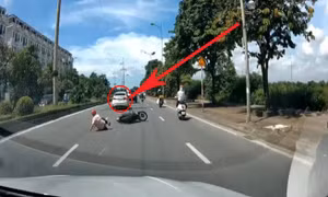 Tài xế ô tô tạt đầu, hất ngã người đi xe máy tại Hà Nội