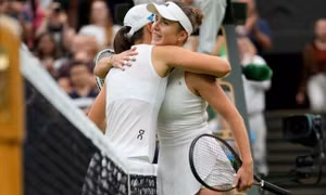 Tay vợt số 1 thế giới bị loại sau thất bại sốc ở tứ kết Wimbledon