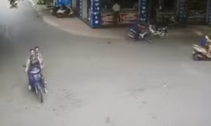 Tập đi xe máy, người phụ nữ lao vào cổng trường học tử vong
