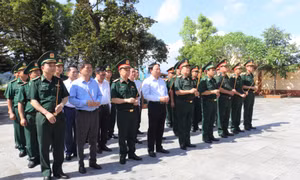 Thứ trưởng Bộ Quốc phòng thăm, tặng quà nhân ngày 27/7 tại Quảng Ninh