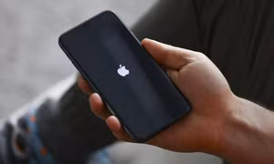 Phát hiện một loạt lỗ hổng nghiêm trọng khiến iPhone bị hack