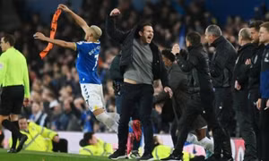 Frank Lampard gãy tay trong chiến thắng của Everton