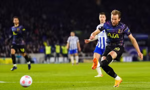 Tottenham đốt nóng cuộc đua top 4