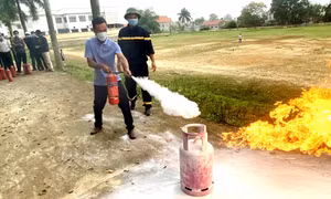 Huấn luyện nghiệp vụ PCCC&CNCH cho lực lượng dân phòng 