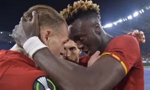 Roma vào tứ kết Conference League phút chót