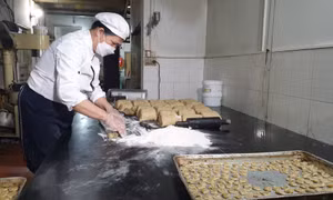 Người góp phần gìn giữ đặc sản bánh chả Tiên Yên