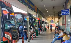 Xe khách hoạt động cầm chừng chờ tăng giá vé?