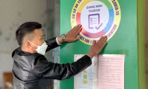 Dán 96 nhãn nhận diện an toàn phòng chống dịch Covid-19, phục vụ đón khách an toàn
