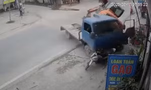 Xe tải chở máy xúc lao thẳng vào nhà dân, đè chết người đứng bên đường